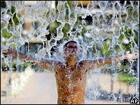 Nhiệt độ tăng vào mùa hè năm 2007 khiến người dân Tây Ban Nha tìm mọi cách để làm mát cơ thể