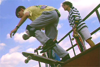 Pobl ifanc yn sglefrfyrddio