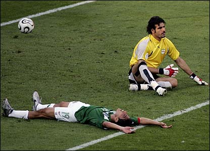 ابراهيم ميرزاپور پس از دريافت گل دوم درحالی که براوو از شادی روی زمين دراز کشيده است