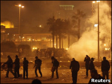 Polícia dispersa manifestantes com gás lacrimogêneo 