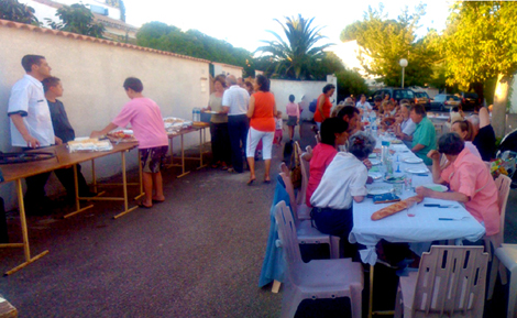 The people who live in the neighborhood of villas of the Grande Motte organise a meal