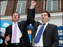 O líder conservador David Cameron comemora vitória no centro de Nantwich junto com Edward Timpson