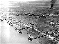 نمایی از اسکله ها و پالایشگاه آبادان