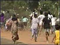 Pessoas correndo atrás do dinheiro