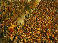 स्वर्ण मंदिर में लोगों का ताँता