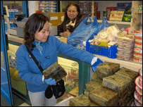 Lê chọn mua bánh chưng Tết