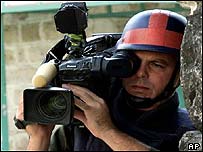 Mazen Dana estava filmando prisão onde morreram seis perto de Bagdá