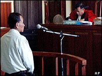 Chhouk Rin trước tòa hôm phiên xử đầu tiên năm 2003