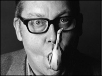 O comediante Vic Reeves, com uma banana (foto Trevor Leighton)