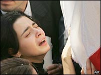 جبران توینی کی بیٹی نائلہ، باپ کے تابوت کے ساتھ