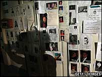 عکس های قربانيان بر ديواری در تايلند