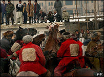 افغانها در حال اجرای بازی بزکشی در کابل