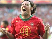 Maniche celebra o gol que deu vantagem a Portugal