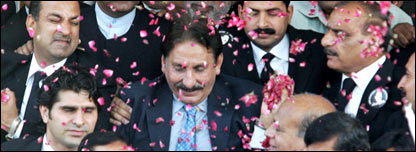 جسٹس افتخار اور اعتزاز احسن