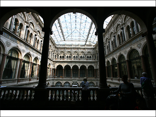 毗邻唐宁街的英国外交部建于19世纪中叶的维多利亚女王全盛时期。