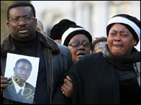 Adolescentes visitam local de crime