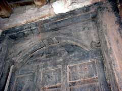 Un o bennau'r drysau yn cael ei adfer