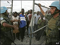 Soldados brasileiros da ONU abrem portão em local de votação no Haiti