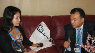 李進進律師接受BBC記者嵇偉採訪