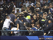 Cổ động viên Marseille đụng độ với cảnh sát trước trận với Atletico