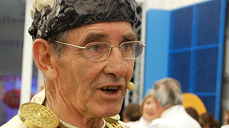 Archdderwydd newydd - dillad newydd.