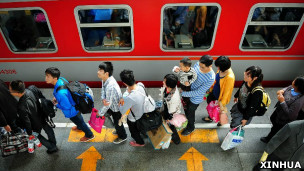 武漢火車站旅客排隊登上列車（3/10/2012）