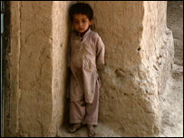 يو ماشوم چې له خپګان سره لاس او ګريوان دی