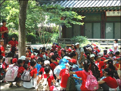 Trẻ em trong khu nhà cổ