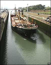 Navio no Canal do Panamá
