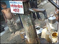 भोपाल में दूषित जल पीने को बाध्य लोग