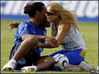 Ronaldinho é abraçado por fã brasileira durante treino em Weggis