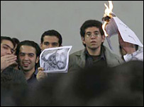 Estudantes queimaram fotos e zombaram do presidente Ahmadinejad
