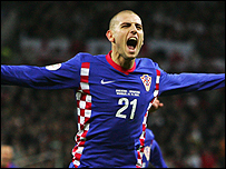 Petric sau khi ghi bàn thắng thứ ba cho Croatia trong trận gặp Anh hôm 21/11/2007