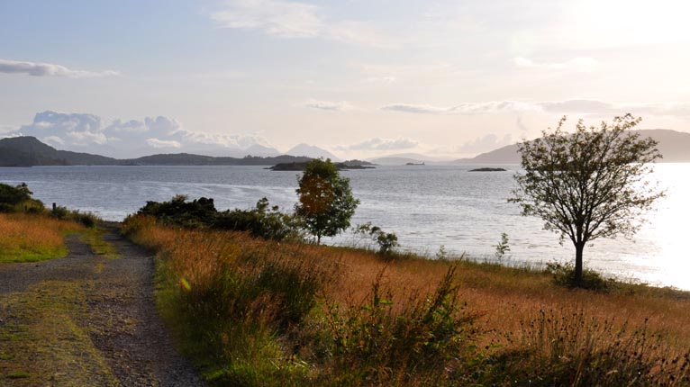 Port a' Chuilinn, faisg air Port an t-Sroim, a' coimhead tarsainn Loch Carrann dhan Phloc