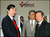 Bộ trưởng Thông tin Lê Doãn Hợp tại VietNamNet (ảnh của VietnamNet)