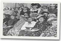 Cinio Nadolig Clwb Darby a Joan, Dinbych, Mrs. Forster a'i gŵr yn y canol, yn y cefn