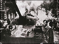 Xe tăng Liên Xô tràn vào Prague năm 1968