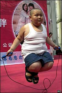 Sedmiletý čínský chlapec na festivalu tlouštíků v Šen-jangu