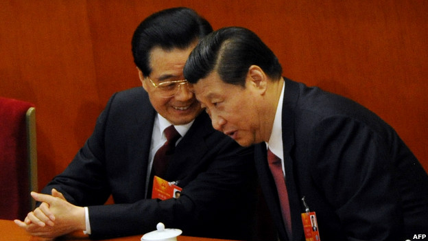 新任中國國家主席兼軍委主席習近平（右）與胡錦濤（14/03/2013）