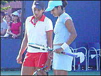 शिखा और नेहा ओबरॉय