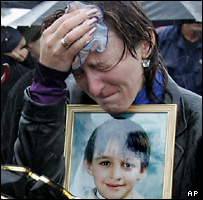 Rodiny oplakávají své mrtvé blízké