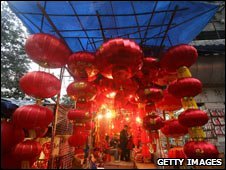 Bán đèn lồng đỏ ở Trùng Khánh, TQ, cho Tết 2009