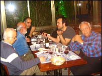 گروهی از دانشگاهيان ايرانی در اسرائيل مشغول ديدار و صرف شام