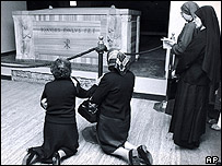 Truchlící nad rakví Jana Pavla II.