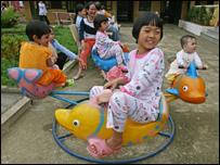 Trẻ bị HIV ở trung tâm nuôi dưỡng Hà Tây