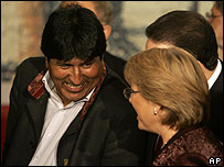 O presidente Evo Morales conversa com a chilena Michelle Bachelet no último dia da cúpula