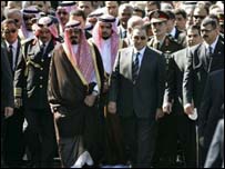 Líderes árabes, entre eles o príncipe Abdullah da Arábia Saudita e o presidente egípcio Hosni Mubarak