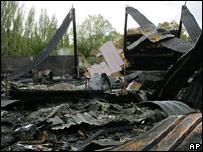 Ruínas de um ginásio esportivo em Le Blanc Mesnil, leste de Paris, destruído por fogo ateado durante a madrugada