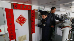 中國海監船在釣魚島海域（新華社圖片）