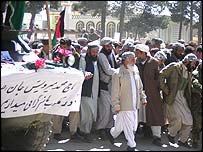 اسماعيل خان در مراسم تشييع جنازه مير ويس صادق 